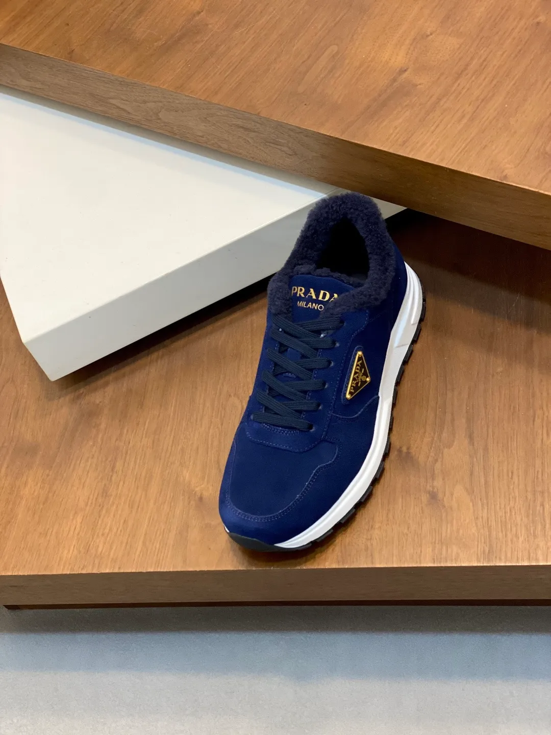 💰780 Prada/Prada Autumn and winter men's leather lace-up sneakers. Top-quality goods produced in Dongguan. Imported Nappa cowhide leather upper with raised layered design. Light and breathable, soft and comfortable. Genuine calfskin leather edging has a distinctive sporty style. The leather tongue is equipped with the classic PRADA letter red rubber label badge to fully display the brand style. The transparent air-cushion midsole is equipped with a lightweight tread rubber outsole. It is light and increased by about 4CM. The inner lining is Excellent foot feel. Comes with original packaging. 38-44 (customized at 45). Size: 39-40-41-42-43-44. Standard leather shoe size.